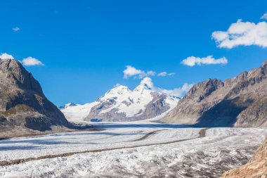 İsviçre 'nin Jungfrau bölgesindeki dağlardaki Aletsch buzulunun muhteşem manzarası