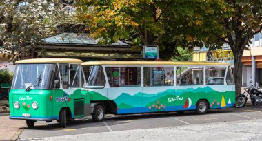 Lucerne, İsviçre - 14 Eylül 2014 - Lucerne yakınlarındaki küçük bir kasaba olan Weggis 'te bir gezi otobüsü durdu..