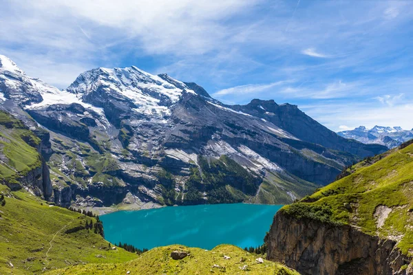 Das Sommerpanorama Über Den Öschinensee Und Die Gegenüberliegenden Alpen Bei — Stockfoto