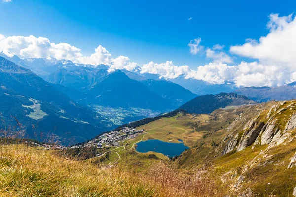 Luftaufnahme Des Bettmersees Und Der Bettmerstadt Mit Den Zahlreichen Alpengipfeln — Stockfoto