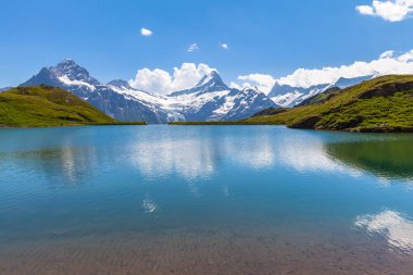 İsviçre 'nin Bernese Oberland kentindeki Bachalpsee' nin göz kamaştırıcı manzarası ve İsviçre Alpleri 'nin buzullarıyla kaplı kar örtüsü zirveleri..