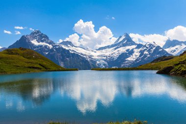 Bachalpsee 'nin panorama manzarası ve İsviçre' nin Bernese Oberland kentindeki Schreckhorn, Wetterhorn ve buzul alpleri de dahil olmak üzere kar örtüsü zirveleri..