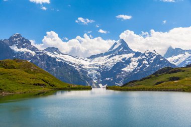 Bachalpsee 'nin panorama manzarası ve İsviçre' nin Bernese Oberland kentindeki Schreckhorn, Wetterhorn ve buzul alpleri de dahil olmak üzere kar örtüsü zirveleri..