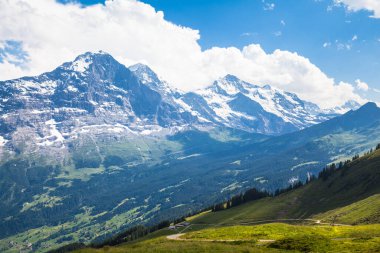 Ünlü Eiger, Monch ve Jungfrau 'nun panoramik manzarası Bernese Oberland, İsviçre' deki İsviçre Alpleri.