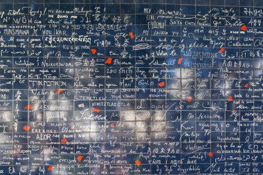 Fransa 'nın başkenti Paris' teki Montmartre tepesinde pek çok dilde (Le mur des je t 'aime) 