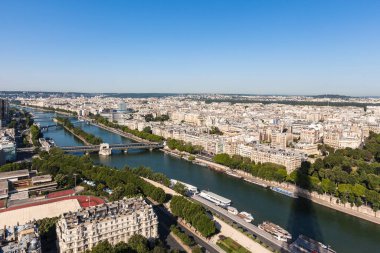 Eyfel Kulesi 'nden gökyüzü manzaralı Paris şehri - Seine Nehri ve sabah güneşinde konut binaları