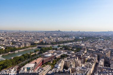 Eyfel Kulesi 'nden gökyüzü manzaralı Paris şehri - Seine Nehri ve sabah güneşinde konut binaları