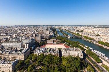 Eyfel Kulesi 'nden gökyüzü manzaralı Paris şehri - Seine Nehri ve sabah güneşinde konut binaları