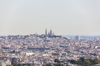 Paris 'in manzarası Kutsal Yürek Bazilikası' na doğru gidiyor. Montmartre tepesinin tepesinde Eiffel Kulesi, Paris, Fransa