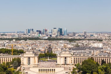 Fransa Eyfel Kulesi 'nden La Defense Metropolitan Alanı' na doğru Paris silueti.