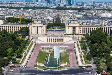Paris, Fransa 'daki Eyfel kulesinde Trocadero bahçesinin (Jardins du Trocadero) havadan görünüşü