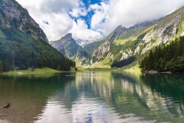 Güneşli bir yaz gününde, Alpstein Massif 'in Santis (Saentis) ile güneşli bir göl kenarında mavi gökyüzü bulutu, İsviçre Appenzell Kantonu,