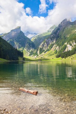 Yazın Seealpsee (göl) ve Alpstein kalabalığının göz kamaştırıcı manzarası, İsviçre Appenzell Kantonu