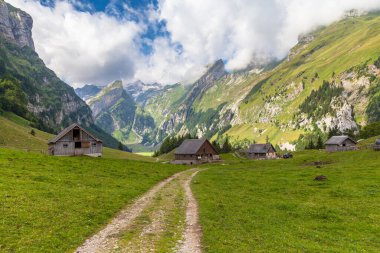Seealp Gölü ve İsviçre Alpleri 'nden Santis, İsviçre' den Appenzell Kantonu, İsviçre 'den Alpstein Massif' in bulunduğu yürüyüş yolunda vadide güzel bir manzara var..