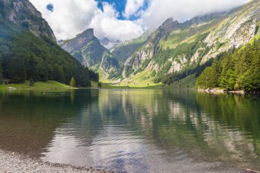 Yazın Seealpsee 'nin göl kıyısındaki Alpstein kalabalığının göz kamaştırıcı manzarası, İsviçre, Appenzell Kantonu