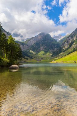 Yazın Seealpsee 'nin göl kıyısındaki Alpstein kalabalığının göz kamaştırıcı manzarası, İsviçre, Appenzell Kantonu