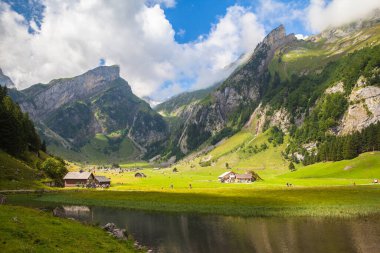Yazın Seealpsee 'nin göl kıyısındaki Alpstein kalabalığının göz kamaştırıcı manzarası, İsviçre, Appenzell Kantonu