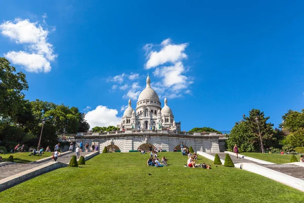 フランス 2013年7月31日 晴れた日の午後にパリの神聖な中心部 バジリーク サクレ クール の大聖堂の前の芝生の上で余暇を過ごす人々 — ストック写真