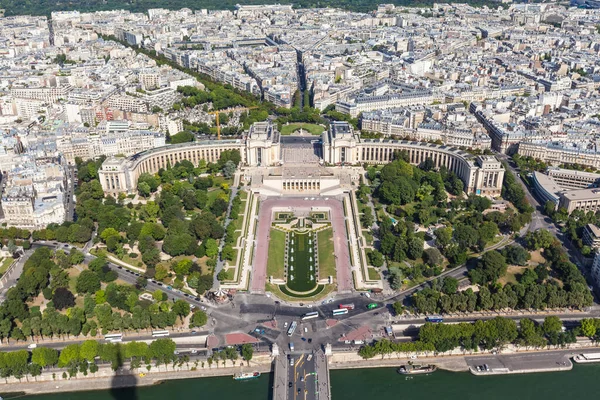 Paris 'in Eiffel Kulesi' ndeki hava manzarası Trocadero bahçesi, Paris, Fransa yönünde.