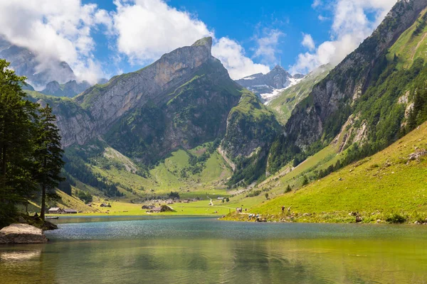 Yazın Seealpsee 'nin göl kıyısındaki Alpstein kalabalığının göz kamaştırıcı manzarası, İsviçre, Appenzell Kantonu