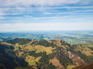 İsviçre 'deki Lucerne Gölü' nün üzerinde, arka planda Alp dağlarının sayısız zirveleriyle Pilatus 'a (İsviçre' deki ünlü İsviçre Alpleri zirvesi) doğru olan dağ sırasının görüntüsü