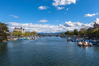 Quay Köprüsü (Quaibruecke) ve Zürih Gölü 'ne doğru uzanan Limmat nehrinin panorama manzarası, güneşli yaz gününde İsviçre' nin Alp dağları ve mavi gökyüzü bulutu, İsviçre 'nin Zürih kenti.