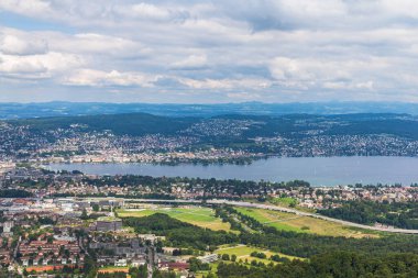 Uetliberg dağının tepesinden Zürih şehir manzarası ve Zürih gölü gökyüzü güzelliği bulutlu bir yaz gününde gökyüzü, İsviçre