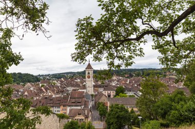 Yazın Munot kalesinden Schaffhausen 'in eski şehir manzarasının hava manzarası. Önünde ağaçlar olan bulutlu bir günde, İsviçre