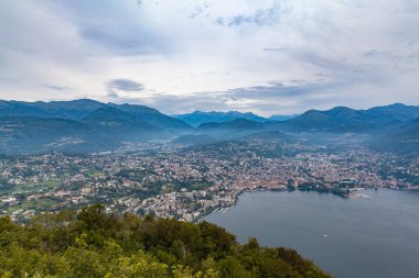 Lugano Gölü, Lugano şehri ve İsviçre Alpleri 'nin bulutlu bir yaz gününde Monte San Salvatore, Ticino Kantonu, İsviçre