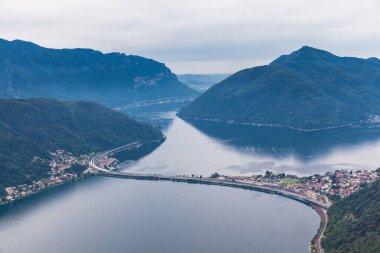 Lugano Gölü 'nün ve şehrin havadan görünüşü San Salvatore Dağı' nın tepesinde, Ticino Kantonu, İsviçre.