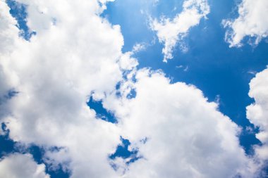 Tasarım arka planı, dokusu ve kopyalama alanı olarak bulutlu güneşli mavi gökyüzü.