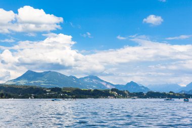 Lucerne Gölü 'nün (Vierwaldstaettersee) güneşli bir yaz gününde arka planda Rigi Dağı ve İsviçre Alpleri' nin mavi gökyüzü bulutu Luzern, İsviçre