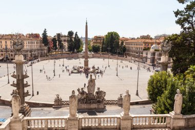 Roma, İtalya 'daki Halk Meydanı (Piazza del Popolo) manzarası. Meydanın ortasında Heliopolis 'ten bir Mısırlı Ramses II dikilitaşı duruyor..