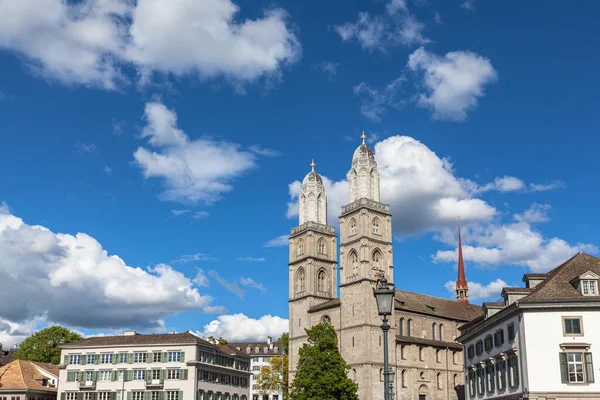 Dichtbij Uitzicht Grossmuenster Grossmunster Kerk Wasserkirche Waterkerk Aan Rivier Limmat — Stockfoto