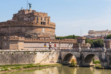 Güneşli bir günde Sant 'Angelo Kalesi' nin dış görünüşü, Roma, İtalya