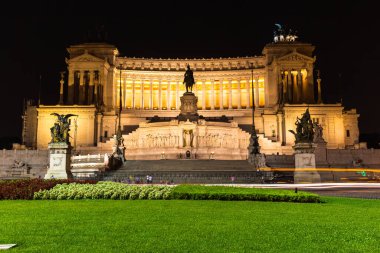 Altare della Patria 'nın (Anavatanın Sunağı) gece manzarası, İtalya' nın Roma kentinde bulunan 2. Vittorio Emanuele Anıtı olarak da bilinir.