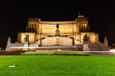 Altare della Patria 'nın (Anavatanın Sunağı) gece manzarası, İtalya' nın Roma kentinde bulunan 2. Vittorio Emanuele Anıtı olarak da bilinir.