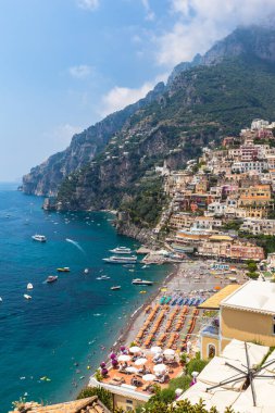 Positano 'daki renkli evlerin güzel manzarası, İtalya' nın Akdeniz kıyısındaki küçük bir kasaba.
