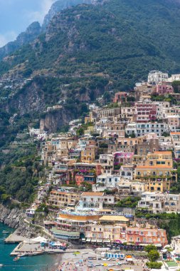 Positano 'daki renkli evlerin güzel manzarası, İtalya' nın Akdeniz kıyısındaki küçük bir kasaba.
