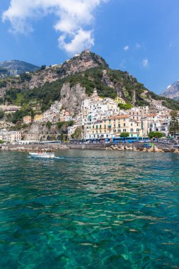 Amalfi, İtalya - 13 Temmuz 2013 - İtalya 'nın Akdeniz kıyısındaki ünlü bir kasaba olan Amalfi' ye otobüslerle gelen bir sürü turist