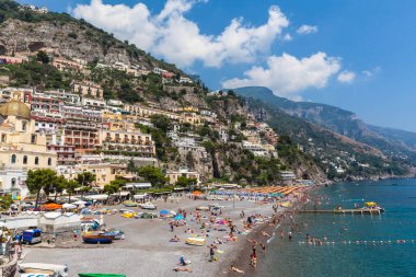Positano, İtalya - 13 Temmuz 2013 - İtalya 'nın Akdeniz kıyısındaki küçük bir kasaba olan Positano' da bir sürü turist eğleniyor