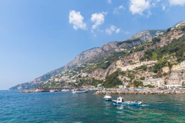 Amalfi, İtalya - 13 Temmuz 2013 - İtalya 'nın Akdeniz kıyısındaki ünlü bir kasaba olan Amalfi' de tekneyle denize açılan turistler