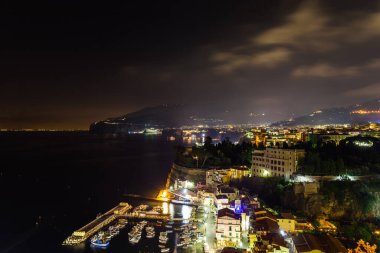 Sorrento 'nun gece sahnesi, bir sürü yatı olan iskele, bir yaz gecesi şehrin bir köşesi, Amalfi sahili, İtalya