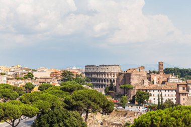Altare della Patria yakınlarındaki harabe ve kolezyum manzaralı Roma şehri