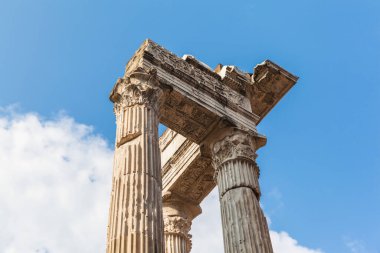 Roma, İtalya 'daki antik harabelerin sütunları