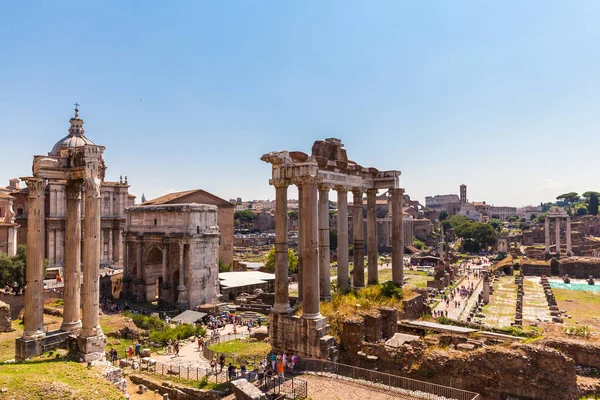 Roma Luglio 2013 Turisti Visitano Rovine Degli Antichi Edifici Roma — Foto Stock