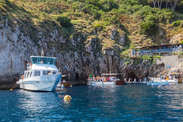Capri Італія Липня 2013 Туристи Чекають Човні Біля Входу Синю — стокове фото