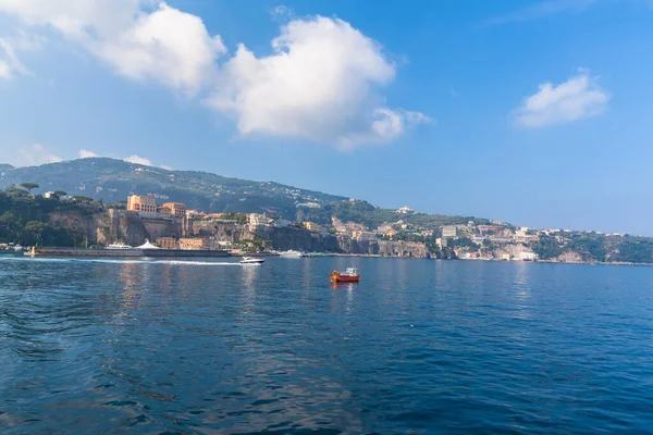 Stadtbild Von Sorrent Der Mittelmeerküste Süditalien Blick Vom Boot Die — Stockfoto