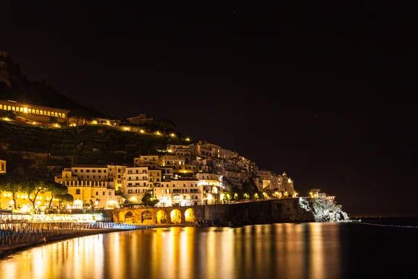 Vista Notturna Della Città Amalfi Sulla Costa Del Mar Mediterraneo — Foto Stock