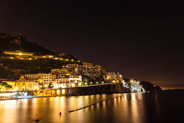 Vista Noturna Paisagem Urbana Amalfi Linha Costeira Mar Mediterrâneo Itália — Fotografia de Stock